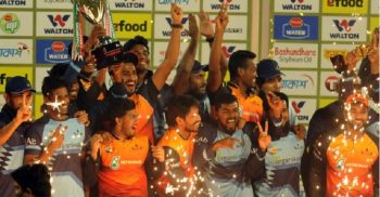 শ্বাসরুদ্ধকর ফাইনালে খুলনার শিরোপা জয়
