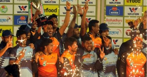 শ্বাসরুদ্ধকর ফাইনালে খুলনার শিরোপা জয়