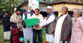 বাগেরহাটে মোরেলগঞ্জে সাবেক পুলিশ কর্মকর্তার কম্বল বিতরণ