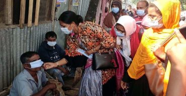 করোনা ভাইরাস প্রতিরোধে কলাপাড়ায় মাস্ক বিতরন