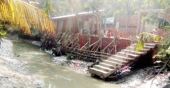 রাজাপুরে পাকা স্থাপনা নির্মান করে খাল দখলের অভিযোগ