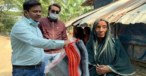 অসহায় হতদরিদ্র শীতার্তদের বাড়ি বাড়ি গিয়ে শীতবস্ত্র তুলে দিয়েছে পাথওয়ে