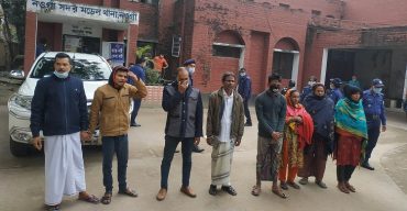 নওগাঁয় প্রেমের ফাঁদে ফেলে চাঁদাবাজী চক্রের ৭ আসামী আটক