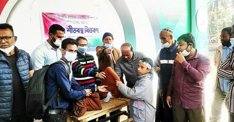 পথ শিশু সংগঠন বাংলার নাট্যলোক‘র মাস্ক ও শীতবস্ত্র বিতরণ