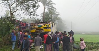 ঘন কুয়াশা কালীগঞ্জের লাউতলা এলাকায় বাস উল্টে হেল্ফার নিহত, আহত-৫
