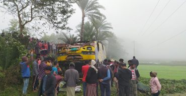 ঘন কুয়াশা কালীগঞ্জের লাউতলা এলাকায় বাস উল্টে হেল্ফার নিহত, আহত-৫
