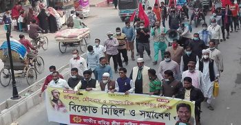 কুষ্টিয়ায় বঙ্গবন্ধুর নির্মাণাধীন ভাস্কর্য ভাঙচুর প্রতিবাদে বিক্ষোভ