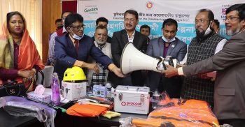 কলাপাড়ায় স্বাস্থ্যসেবা ও ঘূর্ণিঝড় প্রস্তুতি সরঞ্জাম বিতরণ