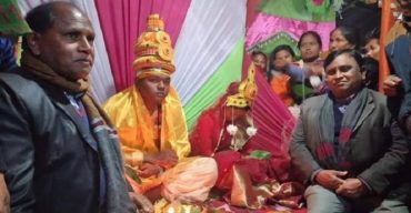 বিয়ের দাবিতে প্রেমিকের বাড়িতে ৭০ দিন অবস্থানের পর বিয়ের পিঁড়িতে সেই দুলালী