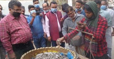 অসহায় মাছ বিক্রেতা তাহেরা খাতুনকে ভ্যান গাড়ি প্রদান