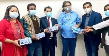 যুবলীগ চেয়ারম্যানের কাছে অস্ট্রেলিয়া যুবলীগের ফেসমাস্ক হস্তান্তর