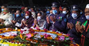 টুঙ্গিপাড়ায় বঙ্গবন্ধুর সমাধিতে সর্ব সাধারণের শ্রদ্ধা