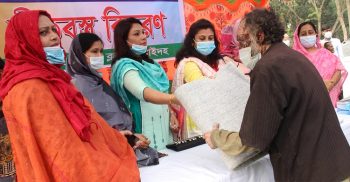 ঝিনুকমালা আবাসনে লেডিস ক্লাবের কম্বল বিতরণ