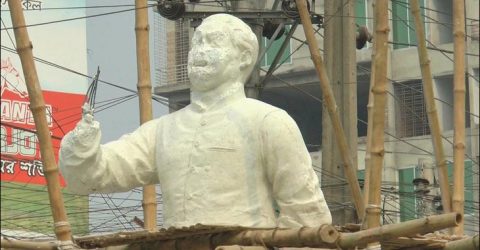বঙ্গবন্ধুর ভাঙা ভাস্কর্যের সামনে অস্ত্র উঁচিয়ে গুলি