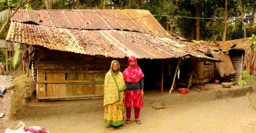 রাজাপুরে কলেজ ছাত্রীকে নিয়ে অর্ধাহারে অনাহারে বিধবা বৃদ্ধ মনোয়ারা বেগমের মানবেতর জীবনযাপন