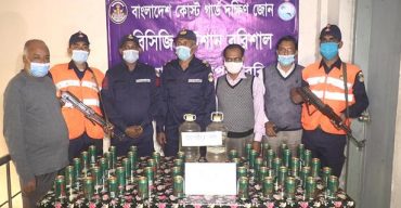 বরিশাল নদীবন্দর এমএল হায়াত লঞ্চ থেকে বিয়ার-চোলাই মদ আটক