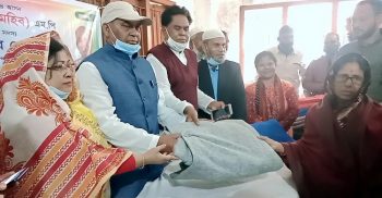 শীতার্ত মানুষের মাঝে কম্বল বিতরণ করেছে এমপি মহিব