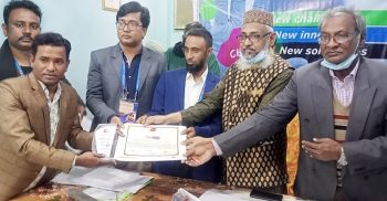 চেঞ্জ ফাউন্ডেশনের সম্মাননা স্মারক পেলেন সাংবাদিক সুজন