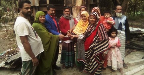 অগ্নিকান্ডে ক্ষতিগ্রস্থ মাবিয়ার ঘর পরিদর্শনে নুর হোসেন চেয়ারম্যান