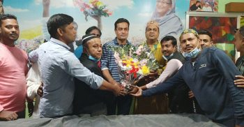 জাহাঙ্গীর হোসেনকে মীর সোহেল আলীর ফুলেল শুভেচ্ছা