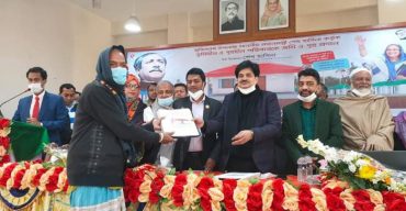 সোনারগাঁয়ে ভ‚মিহীন শতাধিক পরিবারের মধ্যে চাবি ও জমির দলিল হস্তান্তর