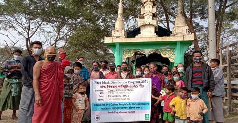 কুয়াকাটায় রাখাইন সম্প্রদায়ের মাঝে মাস্ক বিতরণ
