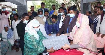 শীতার্ত হতদরিদ্রের মাঝে কম্বল বিতরণ করলেন উপমন্ত্রী হাবিবুন নাহার