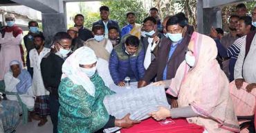 শীতার্ত হতদরিদ্রের মাঝে কম্বল বিতরণ করলেন উপমন্ত্রী হাবিবুন নাহার