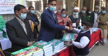ঝিনাইদহে বছরের প্রথম দিনে শিক্ষার্থীদের মাঝে নতুন বই বিতরণ