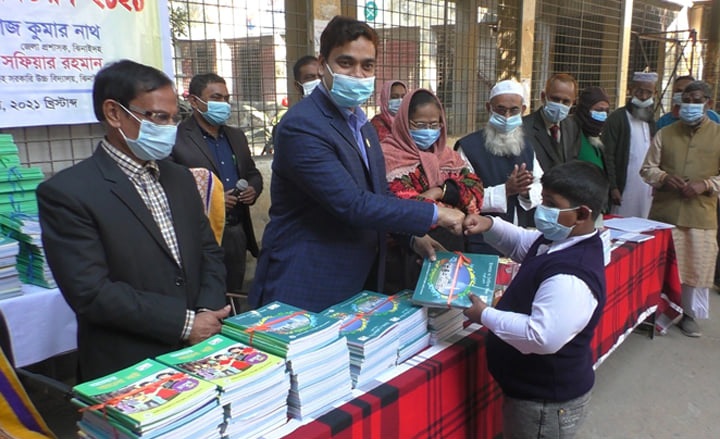ঝিনাইদহে বছরের প্রথম দিনে শিক্ষার্থীদের মাঝে নতুন বই বিতরণ