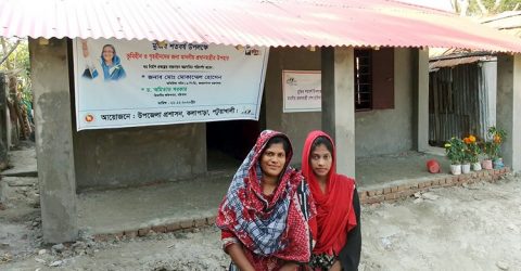 প্রধানমন্ত্রীর উপহারের সেমিপাকা ঘর পেয়ে খুশির মুখে হাসির ঝিলিক