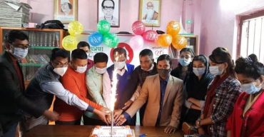 গলাচিপায় কালের কণ্ঠের প্রতিষ্ঠাবার্ষিকীতে পথচারীদের ফ্রি মাস্ক বিতরণ