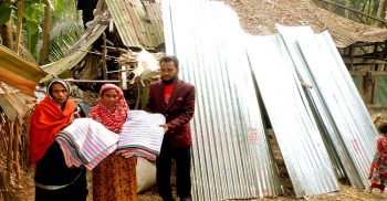 রাজাপুরে জীর্ণ ভাঙা খুপড়ি ঘরে বসবাস করা বৃদ্ধ রাহিমার মুখে হাসি
