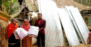 রাজাপুরে জীর্ণ ভাঙা খুপড়ি ঘরে বসবাস করা বৃদ্ধ রাহিমার মুখে হাসি