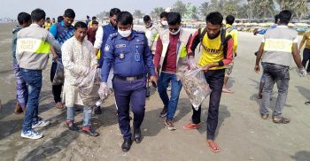 পর্যটকদের নিরাপত্তার পাশাপাশি এবার সৈকত পরিস্কার পরিচ্ছনতার কাজে নেমেছে ট্যুরিষ্ট পুলিশ