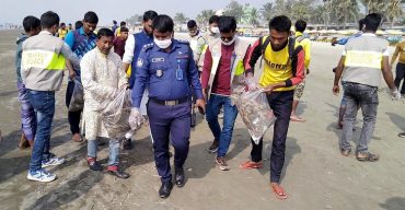 পর্যটকদের নিরাপত্তার পাশাপাশি এবার সৈকত পরিস্কার পরিচ্ছনতার কাজে নেমেছে ট্যুরিষ্ট পুলিশ