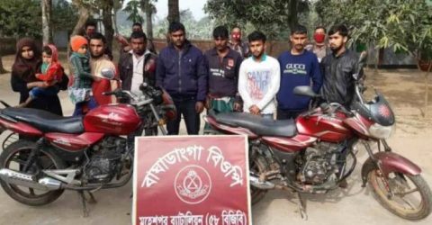 ঝিনাইদহ জেলার মহেশপুর মহেশপুর সীমান্তে আটক ৭