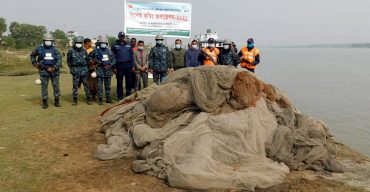 সাগর মোহনা থেকে বিপুল পরিমান জব্দকৃত বেহুন্দি জাল ধ্বংস করে ফেলেছে নৌ-বাহিনীর সদস্যরা