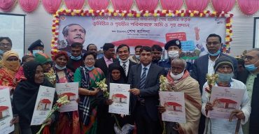 বাগেরহাটে‘স্বপ্নের ঠিকানা’ প্রধানমন্ত্রীর ঘর উপহার পেয়ে খুশি গৃহহীনরা