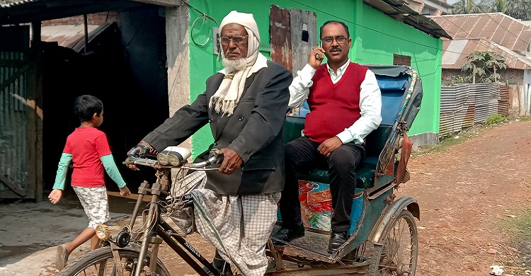 দশমিনায় রিকশায় চলে জীবন সংসার