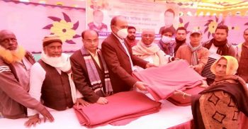 উপমন্ত্রী শামীমের নির্দেশে ডিঙ্গামানিকে আজিজ সরদারের কম্বল বিতরণ