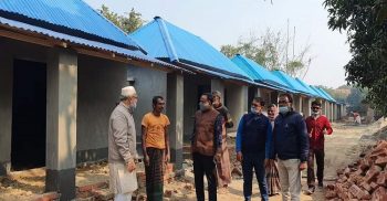 সাপাহারে প্রধানমন্ত্রীর দেয়া ভূমিহীনদের নির্মাণাধীন ঘর পরিদর্শন