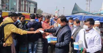 সাপাহারে করোনা সুরক্ষায় মাস্ক বিতরণ