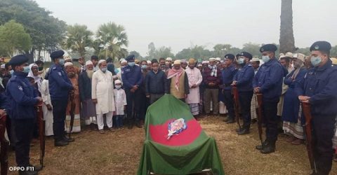 সাপাহারে রাষ্ট্রীয় মর্যাদায় বীর মুক্তিযোদ্ধা মরহুম রফিক উদ্দীনের দাফন সস্পন্ন