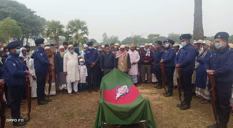 সাপাহারে রাষ্ট্রীয় মর্যাদায় বীর মুক্তিযোদ্ধা মরহুম রফিক উদ্দীনের দাফন সস্পন্ন