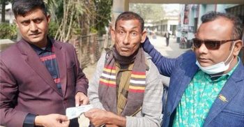 হরিণাকুন্ডুতে নৌকা প্রতীক জেতাতে ভিক্ষার পাঁচ’শ টাকা তুলে দিলেন নৌকা প্রতীকের প্রার্থী ফারুক হোসেনের হাতে