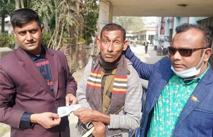 হরিণাকুন্ডুতে নৌকা প্রতীক জেতাতে ভিক্ষার পাঁচ’শ টাকা তুলে দিলেন নৌকা প্রতীকের প্রার্থী ফারুক হোসেনের হাতে