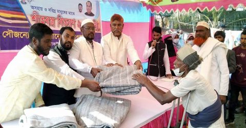 কুয়াকাটায় নবনির্বাচিত মেয়রের কম্বল বিতরণ