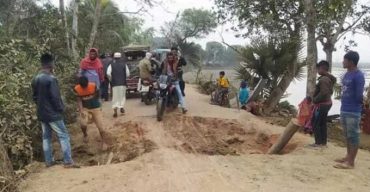 ঝিনাইদহের শৈলমারী-ডেফলবাড়ি সড়কের কালভার্ট ভেঙ্গে জনদুর্ভোগ চরমে