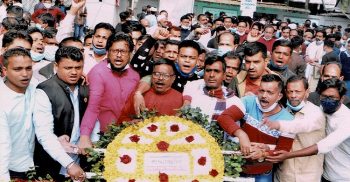 বঙ্গবন্ধুর প্রতিকৃতিতে বাংলাদেশ সড়ক পরিবহণ শ্রমিক লীগের শ্রদ্ধা নিবেদন